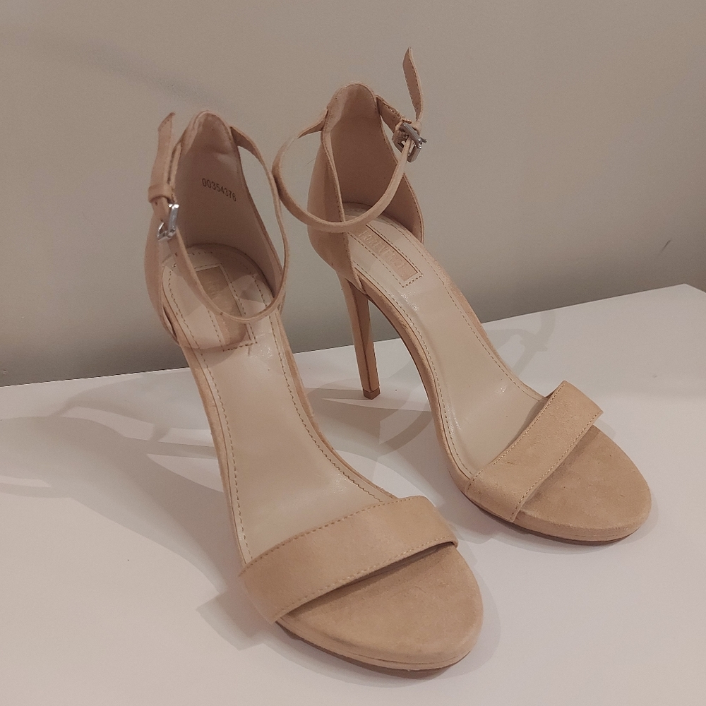 ❣️Ladies Forever 21 high heel shoes size 6.5 (#372)